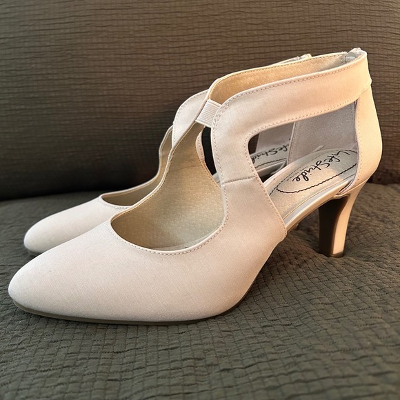 New LifeStride Giovanna 2 Almond Microfiber Women's Heels Size 7.5M Cream Pumps - Picture 11 of 16